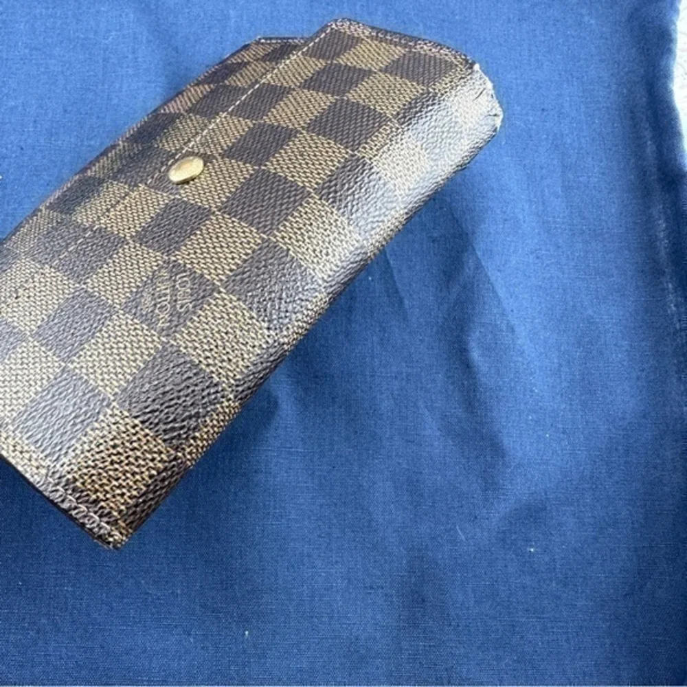 AUTHENTIC Louis Vuitton wallet. Monogram canvas.
